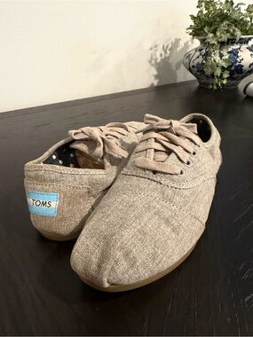 Size-7W TOMS Natural Beige Canvas Lace-Up Shoes